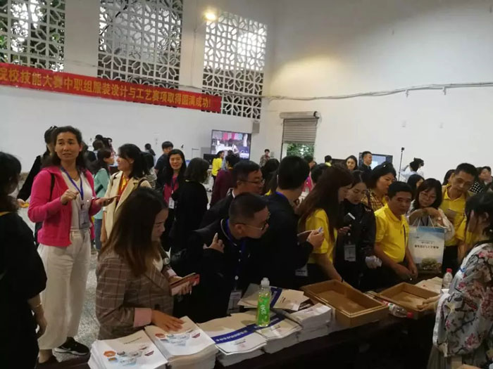 上工富怡為選手發放紀念品.jpg