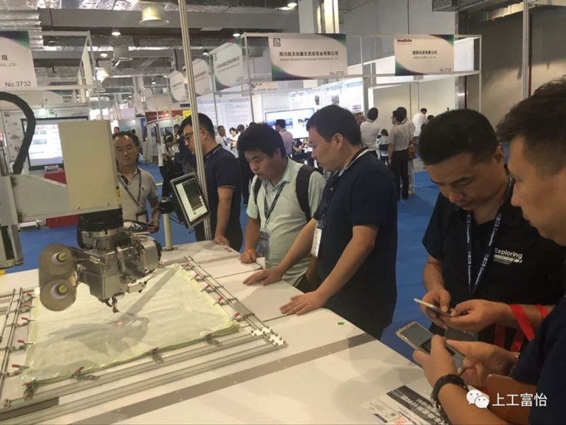 富怡復合布線電腦機展出后很多專業客戶駐足咨詢4.jpg